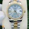 معرفی ساعتمچی زنانه رولکس دیت جاست نگین دار سایز متوسط 01489 ROLEX DATEJUST ساعت زنانه رولکس مدل دیت جاست یکی از اصیل ترین مدل های خانواده‌ی مشهور رولکس با بیشترین طرفدار در دنیا می‌باشد. موتور این ساعت تک زمانه کوارتز ساخت ژاپن می‌باشد. جنس بند نیز استینلس استیل ضد رنگ و ضد حساسیت  بوده ، جنس شیشه و قاب این ساعت به ترتیب از مینرال گلس با کیفیت و استینلس استیل ضد زنگ و ضد حساسیت می‌باشد . نشانگر این مدل اعداد خط نگین دار  میباشد. عقربه ها دارای قابلیت دید در شب میباشند رنگ قاب و بدنه کامل استیل دو رنگ طلایی  با صفحه طوسی میباشد. قاب این ساعت دور نگین میباشد. جزو رده کلاسیک و کژوال برای  خانوم های شیک پوش میباشد.