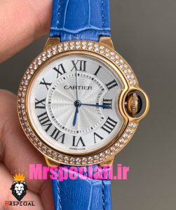 ساعت زنانه کارتیه مدل بالن بلو بند چرم ابی قاب رزگلد نگین دار صفحه سفید cartier ballon bleu 020968 