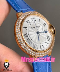 ساعت زنانه کارتیه مدل بالن بلو بند چرم ابی قاب رزگلد نگین دار صفحه سفید cartier ballon bleu 020968 