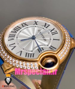 ساعت زنانه کارتیه مدل بالن بلو بند چرم ابی قاب رزگلد نگین دار صفحه سفید cartier ballon bleu 020968 