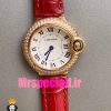 ساعت زنانه کارتیه مدل بالن بلو بند چرم قرمز قاب رزگلد نگین دار صفحه سفید cartier ballon bleu 020967