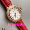 ساعت زنانه کارتیه مدل بالن بلو بند چرم قرمز قاب رزگلد نگین دار صفحه سفید cartier ballon bleu 020967
