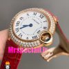 ساعت زنانه کارتیه مدل بالن بلو بند چرم قرمز قاب رزگلد نگین دار صفحه سفید cartier ballon bleu 020967