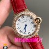 ساعت زنانه کارتیه مدل بالن بلو بند چرم قرمز قاب رزگلد نگین دار صفحه سفید cartier ballon bleu 020967