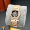 ساعت پتک فیلیپ زنانه مدل ناتیلوس کوارتز رزگلد قاب نگین صفحه طوسی Patek Philippe NUATILOS 021269