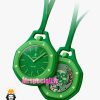ساعت جیبی GREEN EIGHT دارای صفحه‌ای سبز با جلوه‌ای از تاپیسری (tappisserie) و همچنین نشانگرهای ساعت و عقربه‌ها با پوشش Super-LumiNova® درجه A (انتشار آبی) است. این ساعت دارای شیشه یاقوت کبود است که مقاومت در برابر خراشیدگی را افزایش می‌دهد و دارای پوشش ضد انعکاس است. این ساعت که یادآور مجموعه Royal Oak از AP ​​است، دارای یک قاب و دسته کوک هشت ضلعی سبز روشن ساخته شده از بیوسرامیک و هشت ...