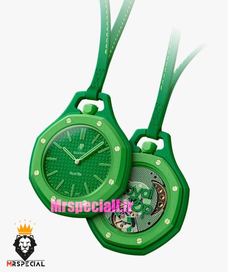 ساعت جیبی GREEN EIGHT دارای صفحهای سبز با جلوهای از تاپیسری (tappisserie) و همچنین نشانگرهای ساعت و عقربهها با پوشش Super-LumiNova® درجه A (انتشار آبی) است. این ساعت دارای شیشه یاقوت کبود است که مقاومت در برابر خراشیدگی را افزایش میدهد و دارای پوشش ضد انعکاس است. این ساعت که یادآور مجموعه Royal Oak از AP است، دارای یک قاب و دسته کوک هشت ضلعی سبز روشن ساخته شده از بیوسرامیک و هشت ...